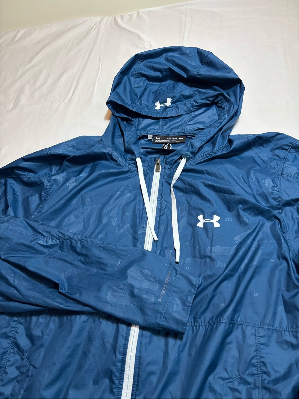 Under Armour Men’s Navy Blue Hooded Windbreaker with White Accents